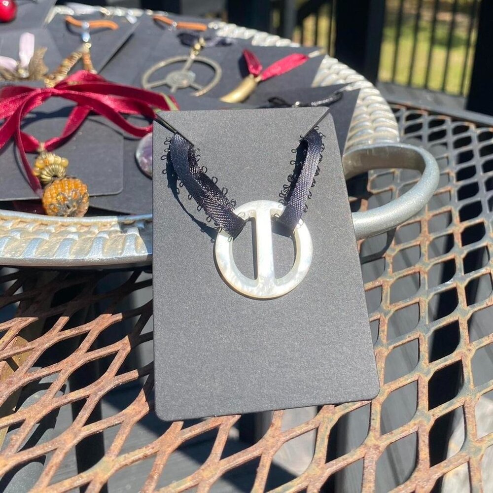 1.OF.1 Abstract Circular Shell Necklace